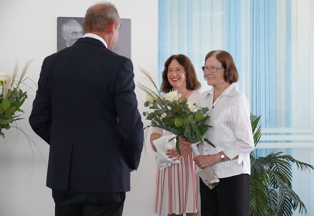 Po odhalení pamätnej tabule Dionýza Blaškoviča. Na fotke jeho dcéra RNDr. Milada Čiamporová, CSc., a vnučka RNDr. Martina Labudová, PhD.