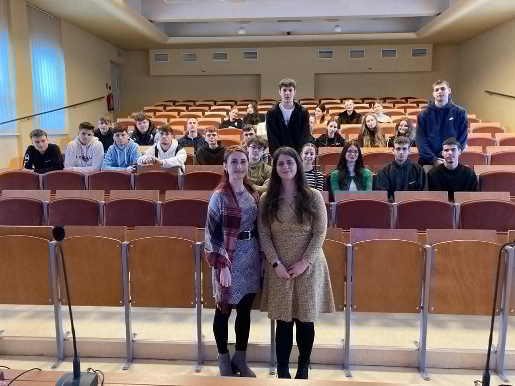 Naše výskumníčky Dr. Dominika Kochanová a Dr. Andrea Holíčková so študentmi Gymnázia Snina.