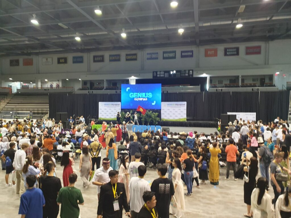 Pohľad na sálu v Rochester Institute of Technology v New Yorku, kde sa konala súťaž GENIUS Olympiad.