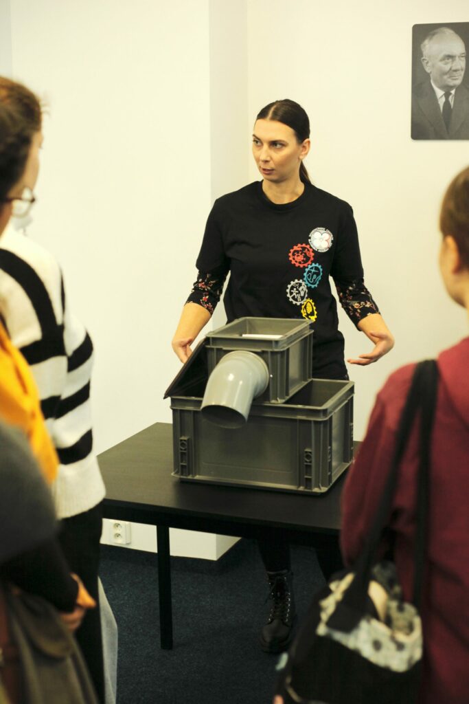 Dr. Viktória Čabanová predstavuje pascu na komáre, ktorá bola použitá pri monitoringu vírusov v komároch.