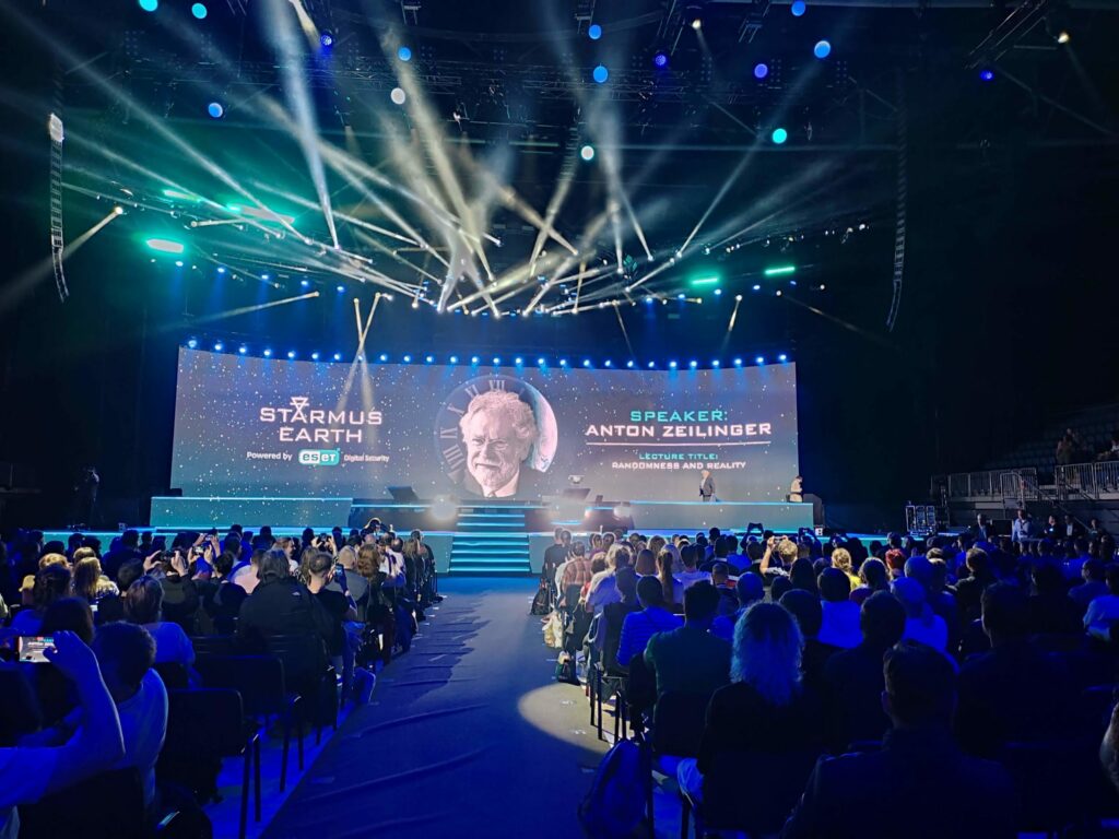 Pohľad na prednáškovú sálu počas prednáš...