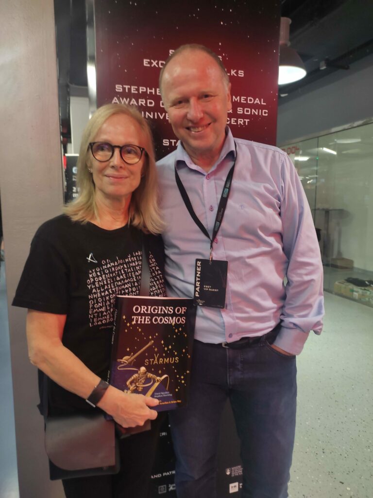 Generálna riaditeľka BMC SAV, v. v. i. prof. RNDr. Silvia Pastoreková spolu s Ing. Igorom Lacíkom, vedúcim Ústavu polymérov SAV, v. v. i. na festivale Starmus s knihou Origins of the Cosmos.