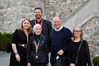 Primatologička Jane Goodall na Hrade spolu s našimi vedcami, na snímke prof. RNDr. Silvia Pastoreková, Ing. Igor Lacík, DrSc., doc. RNDr. Zdenka Krajčovičová, PhD., MPH, a prof. Ing. Dušan Galusek, DrSc..