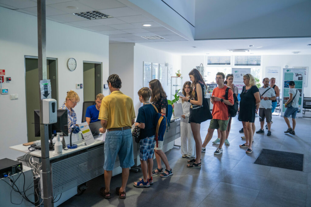 Študenti letnej školy čakajú v rade na r...