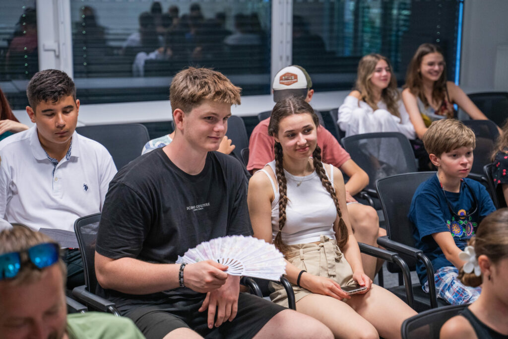 Letná škola mladých vedcov 2024, pohľad na účastníkov pri úvodnej prednáške.