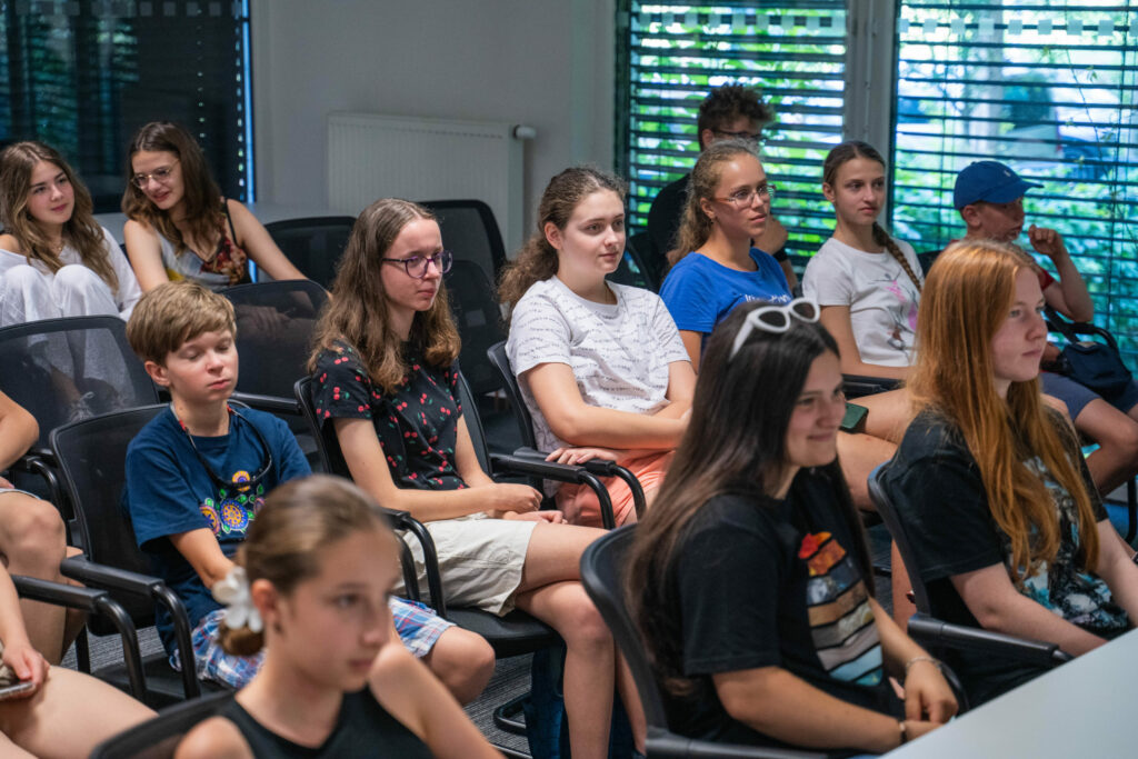 Letná škola mladých vedcov 2024, pohľad na účastníkov pri úvodnej prednáške.