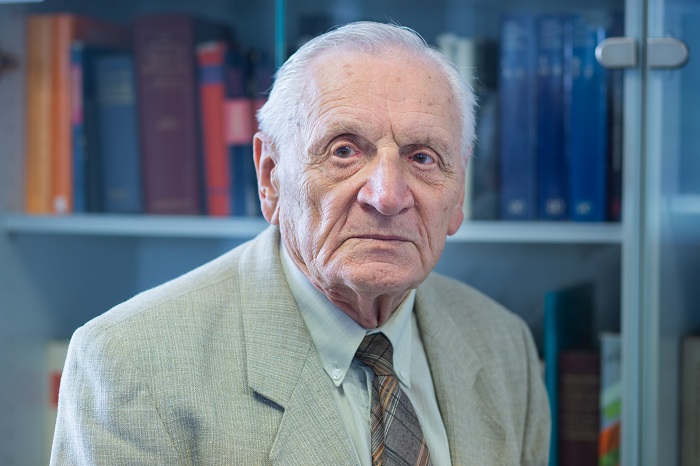 Desaťročia v službách vedy