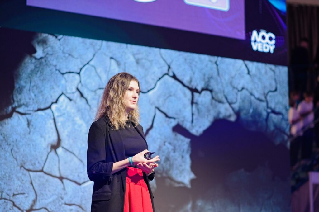 Katarína Buranovská z BMC SAV na diskusii na Noci vedy.