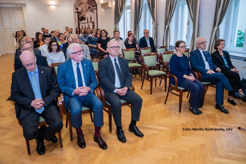 Z ocenenia špičkových publikácií SAV 202...