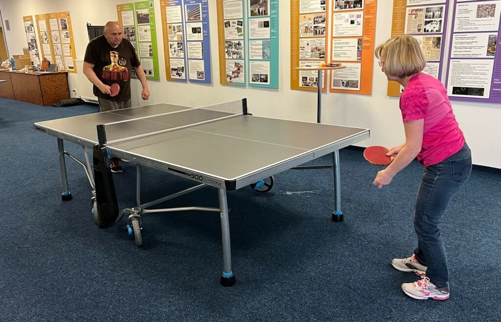 Účastníci prvého ročníka ping-pongového turnaja ParkinSAV cup hrajú ping-pong. Vľavo organizátor turnaja Ján Chlebo.