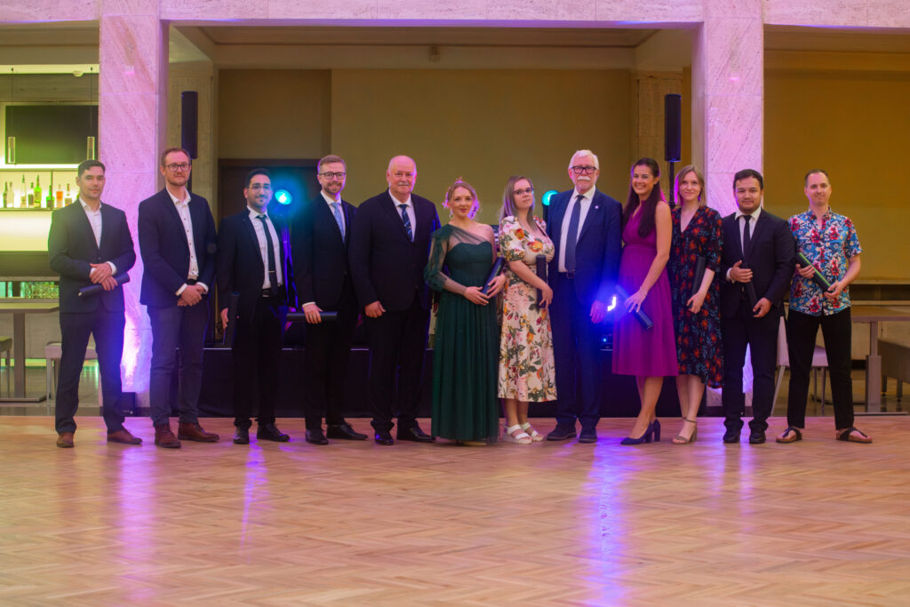 Ocenení mladí vedeckí pracovníci s býval...