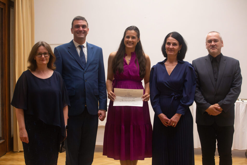 Ocenená Dr. Danica Ivovič (uprostred). Po jej boku stoja nový predseda SAV Dr. Martin Venhart a členka Predsedníctva SAV z BMC SAV Dr. Dana Jurkovičová.