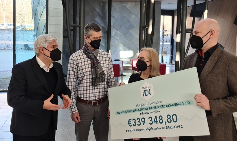 odovzdanie symbolického šeku Pavlom Čeka...