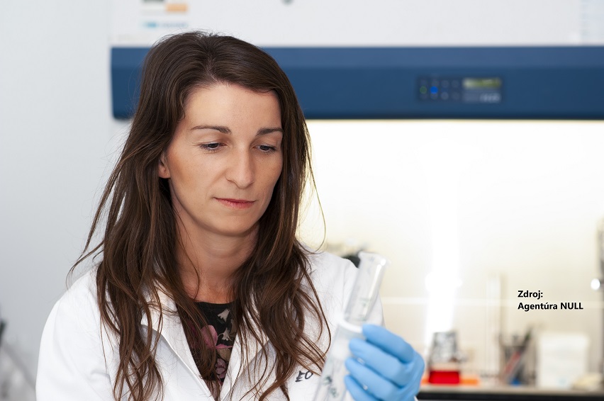 Mgr. Svetlana Miklíková, PhD. v laborató...