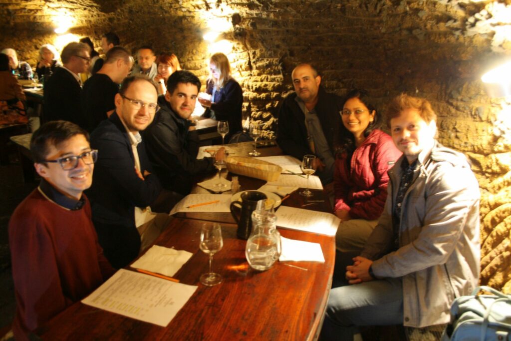 Účastníci medzinárodného sympózia o neurobiológii pri návšteve tokajských pivníc.