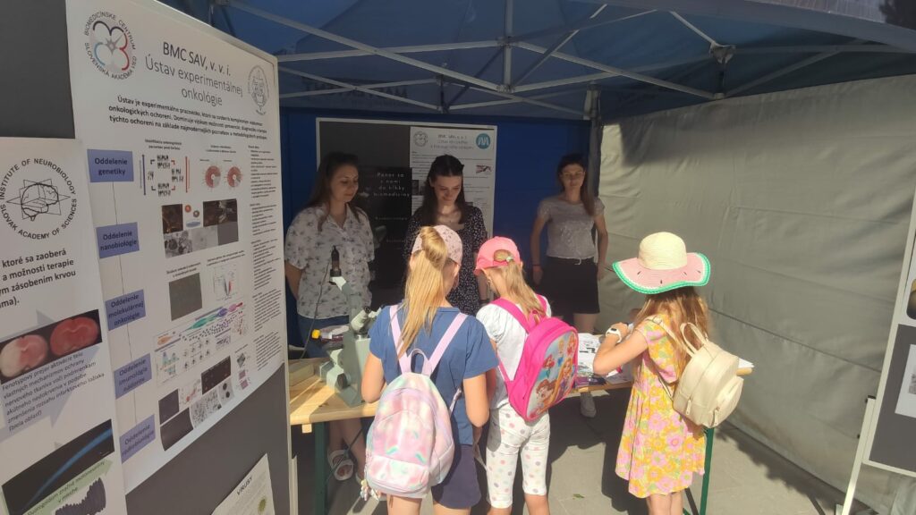 Návštevníci pred stánkom BMC SAV, v. v. i. na podujatí Víkend so SAV v Trnave.