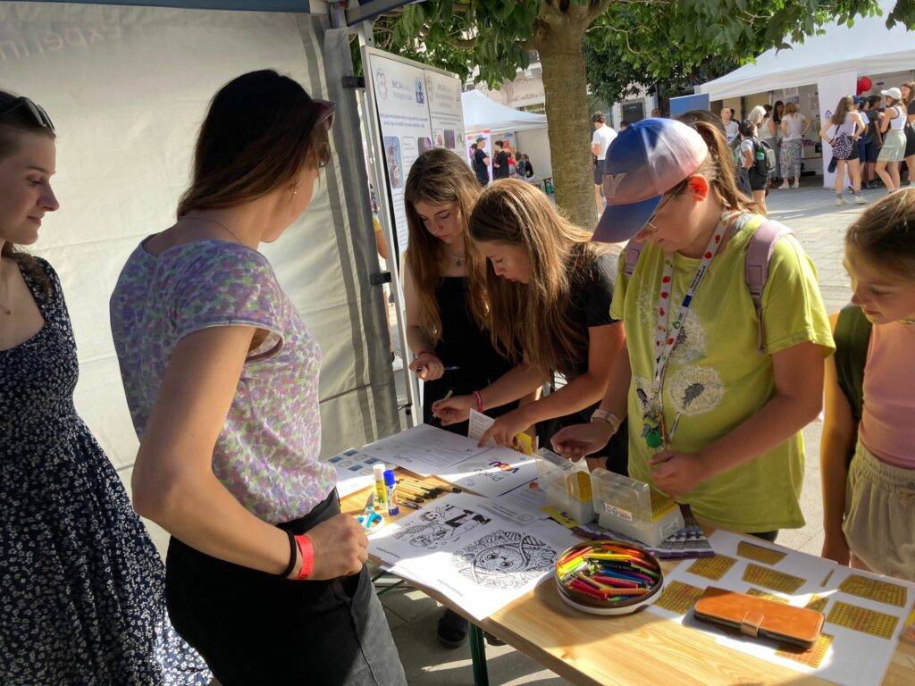 Stánok BMC SAV, v. v. i. na podujatí Víkend so SAV v Trnave s návštevníkmi.