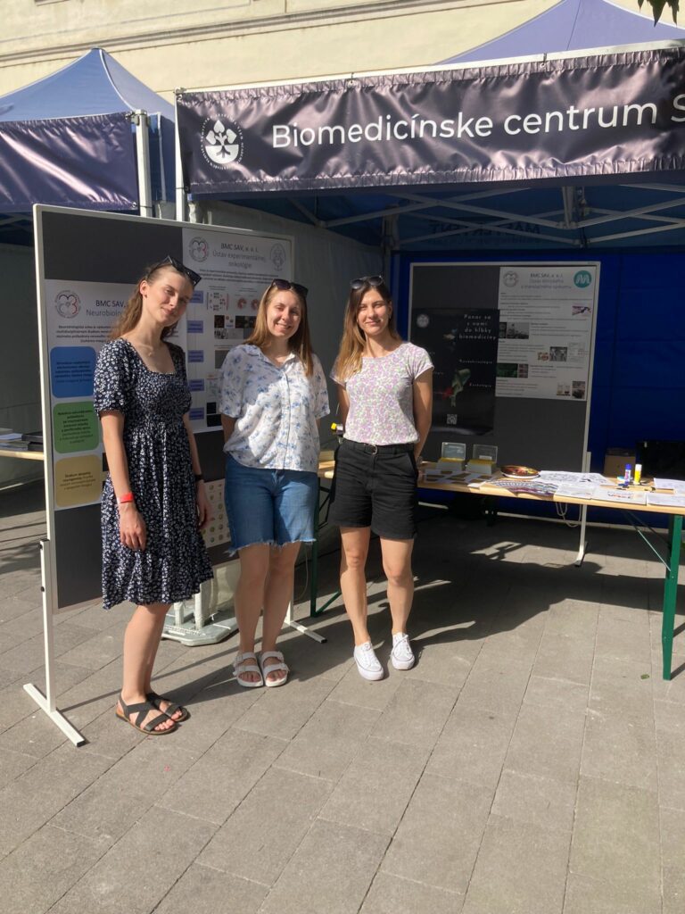Tím virologičiek z BMC SAV, v. v. i. pred naším stánkom na podujatí Víkend so SAV v Trnave.