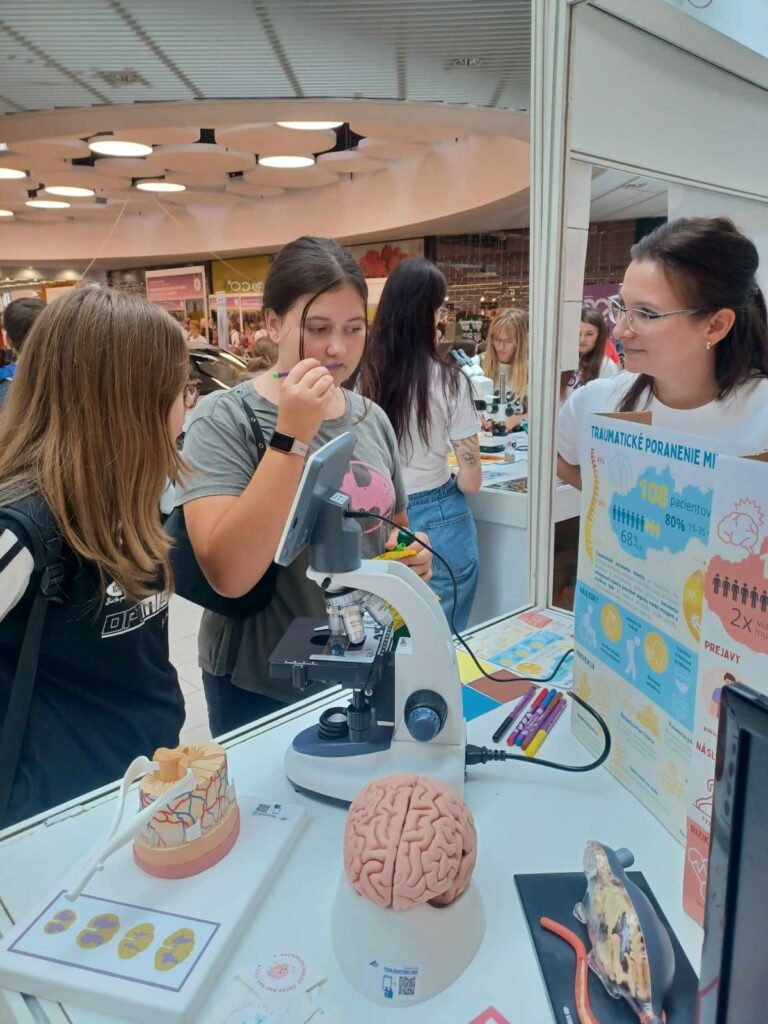 Návštevníci v stánkoch BMC SAV na Noci vedy 2024.