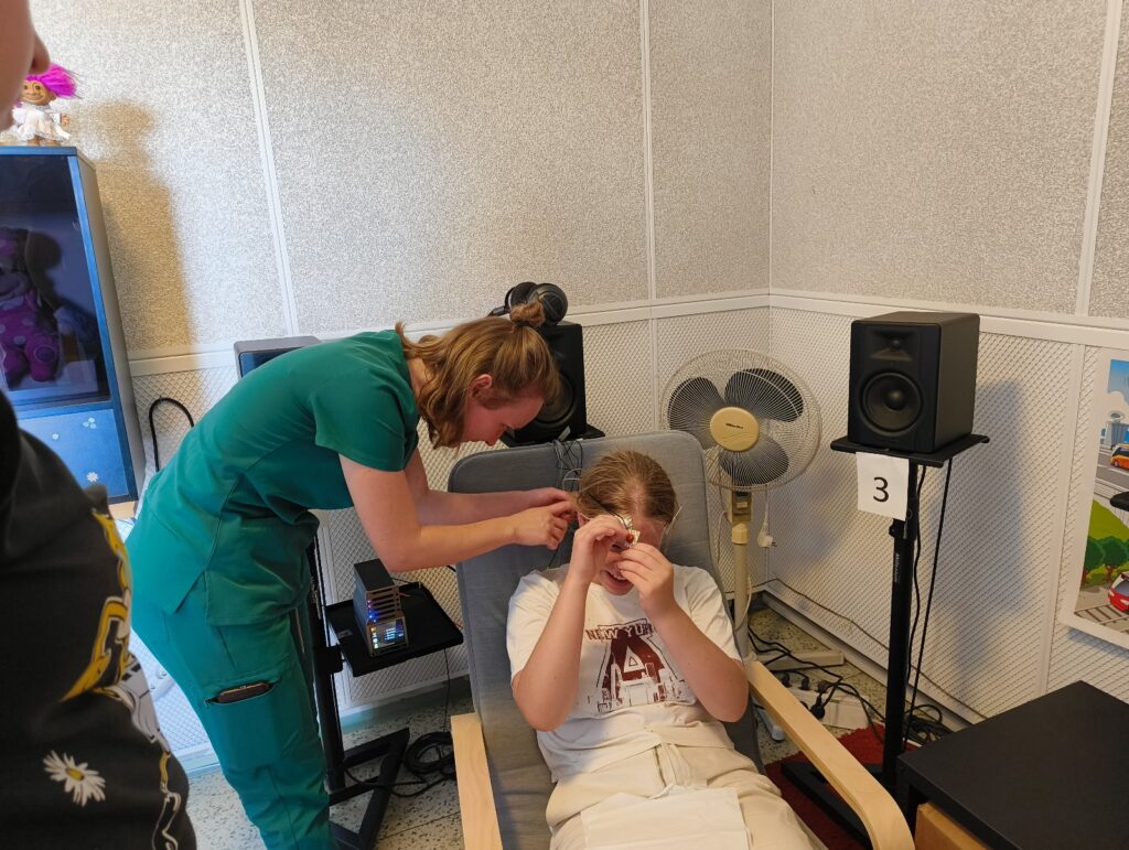 Letná škola mladých vedcov 2025 v Laboratóriu pre komplexný výskum mozgu a sluchu BMC SAV.