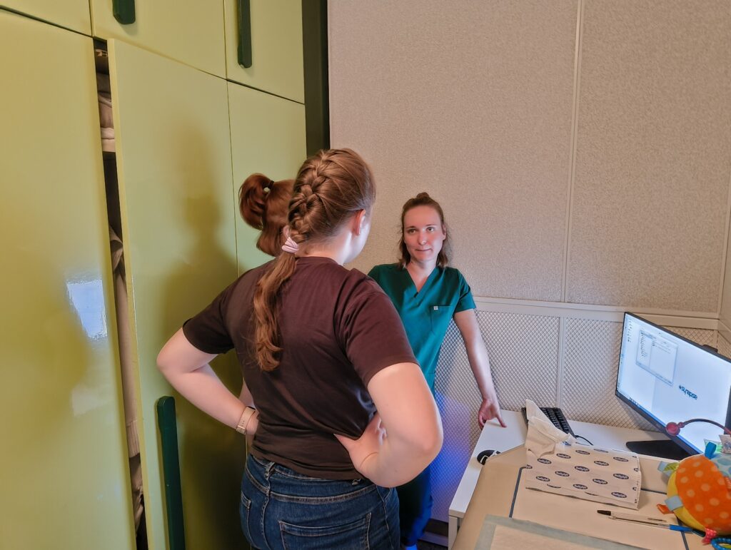 Letná škola mladých vedcov 2025 v Laboratóriu pre komplexný výskum mozgu a sluchu BMC SAV.