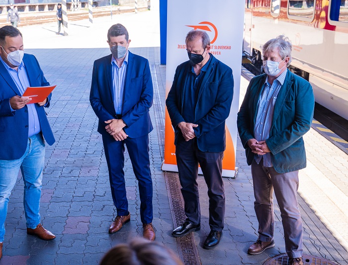 zľava: Tomáš Kováč, hovorca ZSSK, Roman Koreň, predseda predstavenstva a generálny riaditeľ ZSSK, MVDr. Juraj Kopáček, DrSc., vedecký riaditeľ Virologického ústavu BMC SAV a RNDr. Vladimír Zelník, CSc., vedúci Biotechnologických laboratórií BMC SAV počas tlačovej konferencie