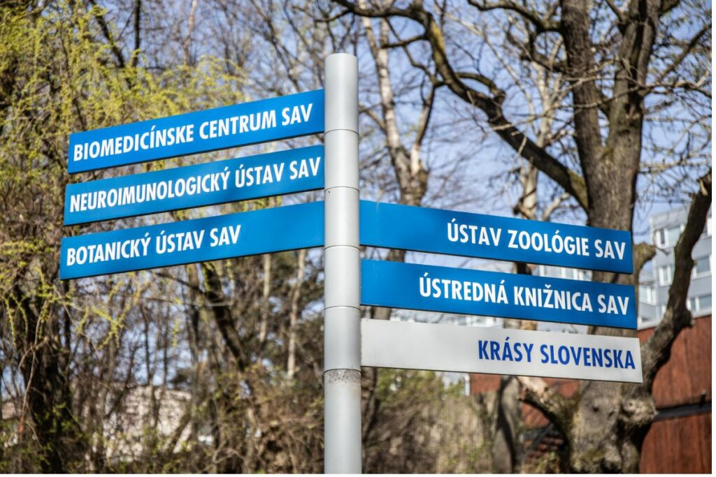 informačné značky v rámci areálu SAV na ...