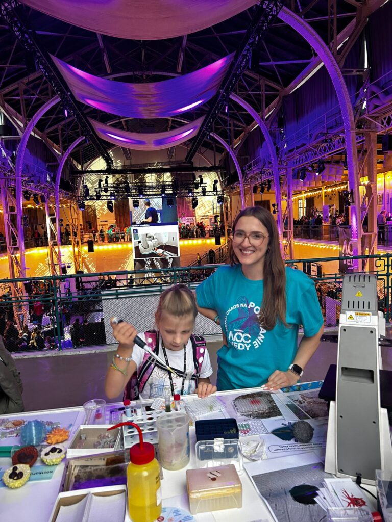 Noc vedy 2025, stánok BMC SAV v Bratislave.