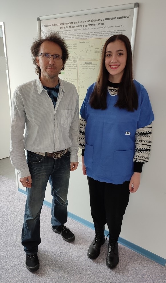 Izabela Mária Hašková (vpravo) s Mgr. Jozefom Ukropcom, DrSc., vedúcim Oddelenia výskumu porúch metabolizmu