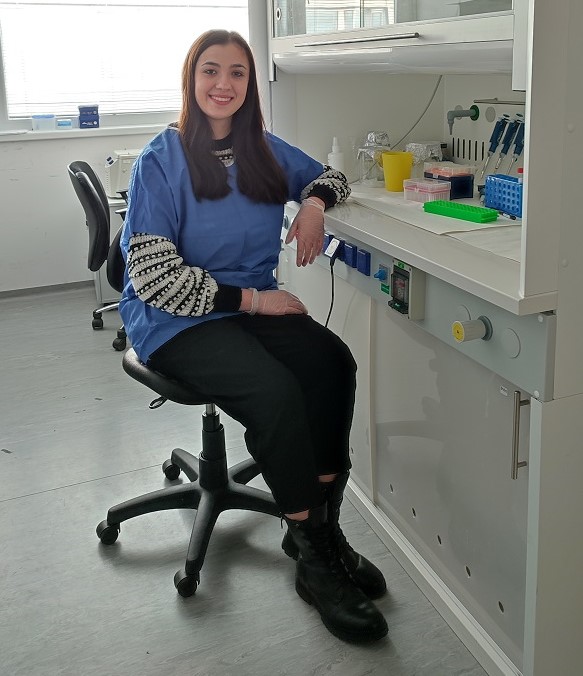 Izabela Mária Hašková v laboratóriu