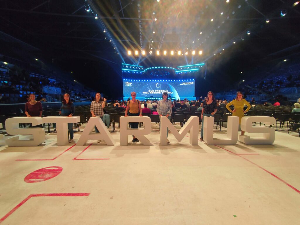 Pracovníci BMC SAV, v. v. i. na festivale Starmus v Bratislave pri veľkom nápise Starmus z polystyrénu.