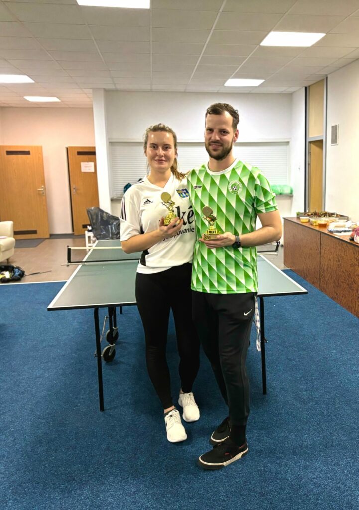 Fyzioterapeut z BMC SAV, v. v. i. Patrik Konrády s manželkou s pamätnými plaketami turnaja ParkinSAV-Cup.