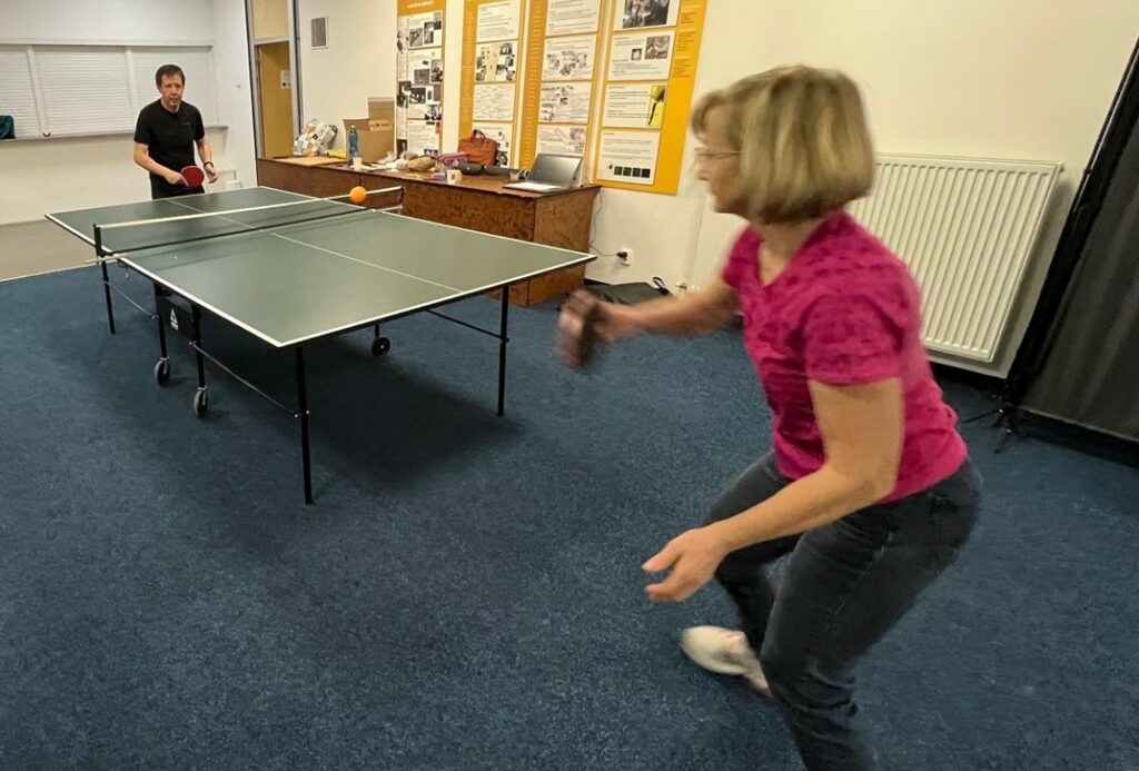 Hráči ping-pongu počas hry na turnaji ParkinSAV-Cup.