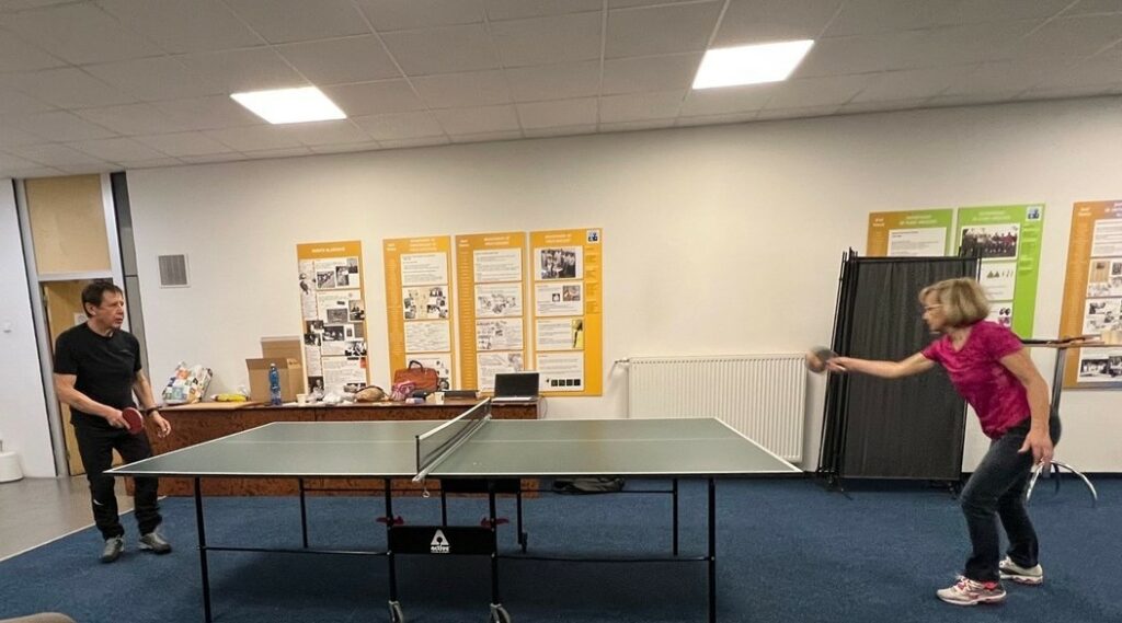 Hráči ping-pongu počas hry na turnaji Pa...