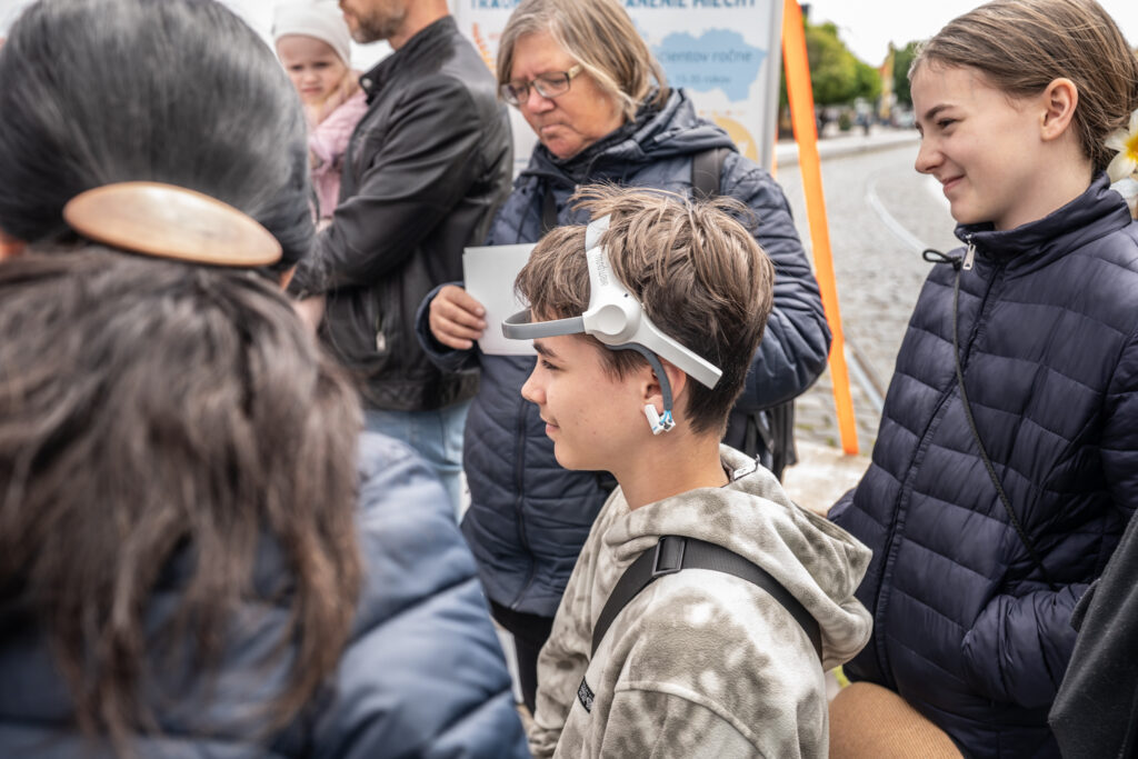 Návštevník stánku Neurobiologického ústavu BMC SAV.