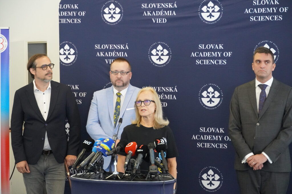 Rečníci na tlačovej konferencii. Zľava r...