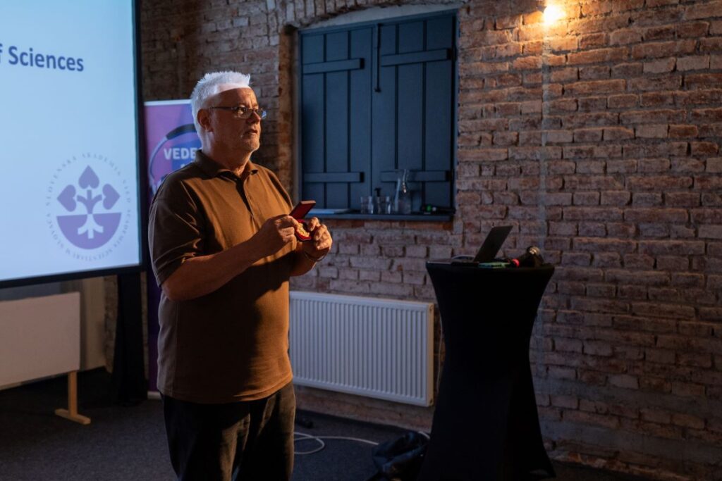 Dr. Ján Gálik s ocenením.