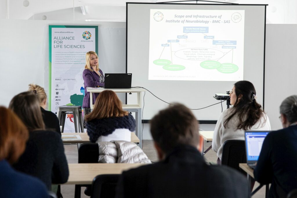Karolína Kuchárová z BMC SAS na minikonferencii v Ľubľane.
