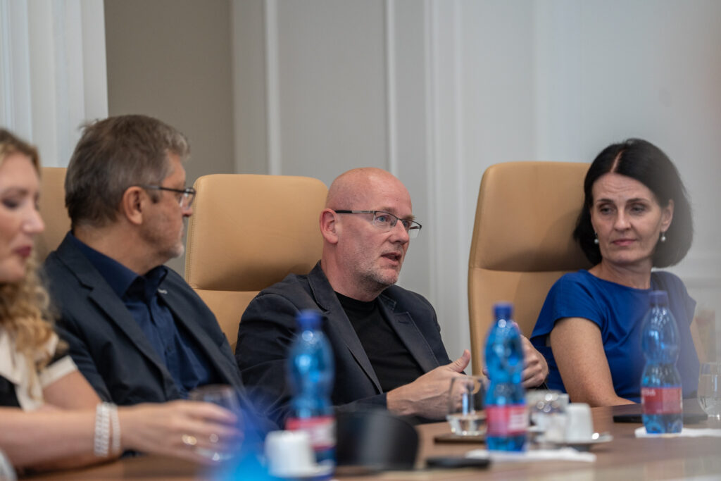 Uprostred prof. Michal Mego z Lekárskej fakulty UK a Národného onkologického ústavu. Vpravo Dr. Dana Jurkovičová z BMC SAV.