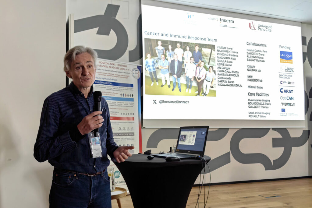Profesor Emmanuel Donnadieu z Francúzska za rečníckym pultom na konferencii IMMUNO-model v Bratislave.