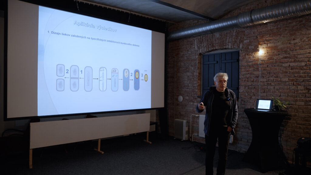Vo februárovej košickej vedeckej kaviarni sa predstavil riaditeľ Ústavu molekulárnej biológie SAV, v. v. i., Imrich Barák.