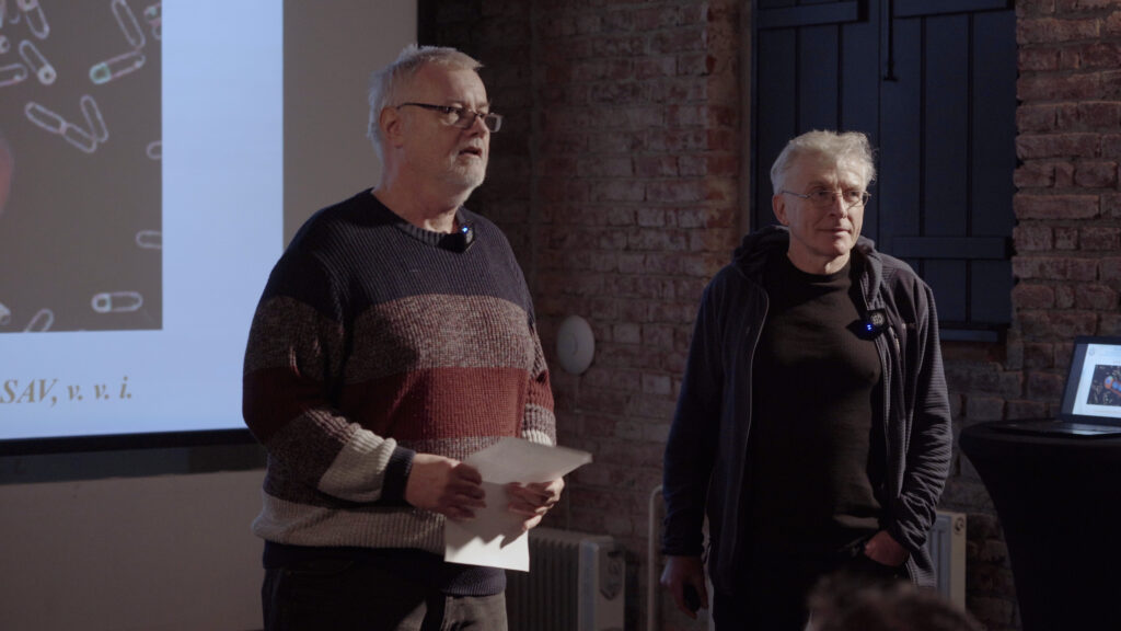 Moderátor košickej vedeckej kaviarne Ján Gálik s Imrichom Barákom z Ústavu molekulárnej biológie SAV, v. v. i.