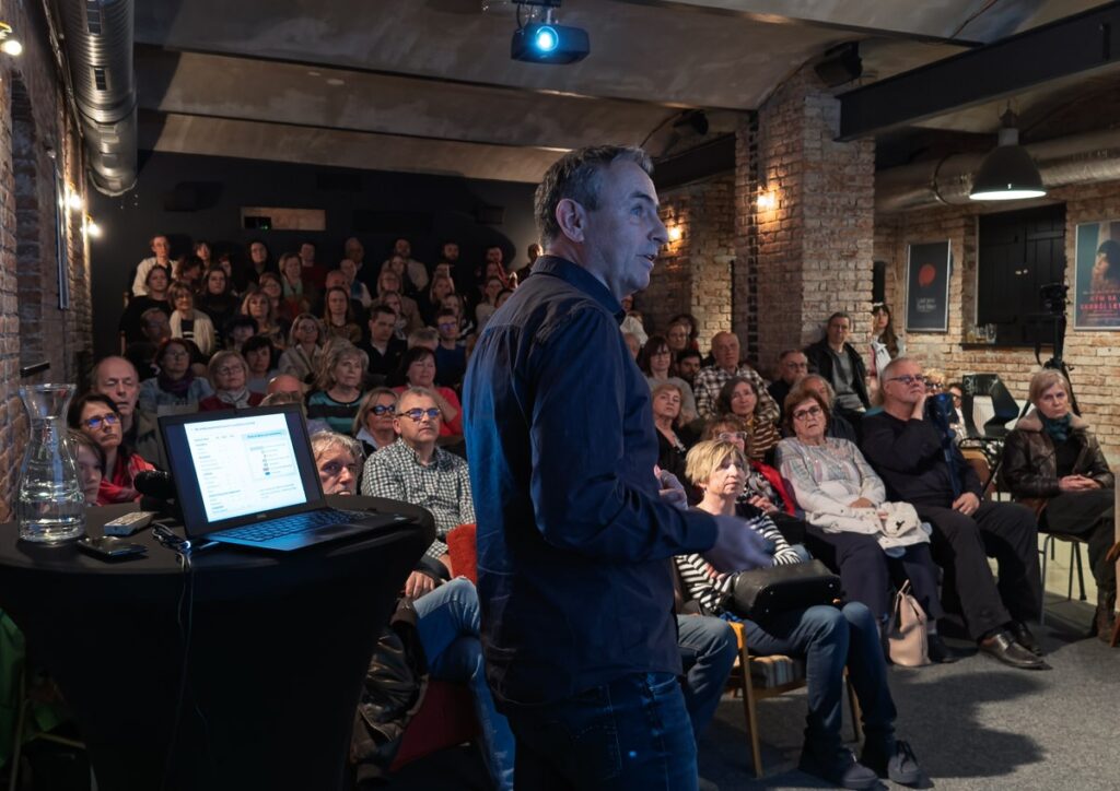 Malá kinosála v Tabačke privítala Igora Riečanského z Centra experimentálnej medicíny SAV, v. v...