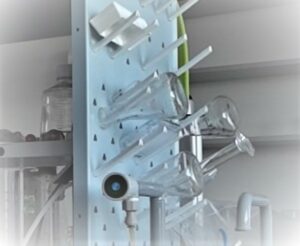 banky poukladané v laboratóriu na stojane