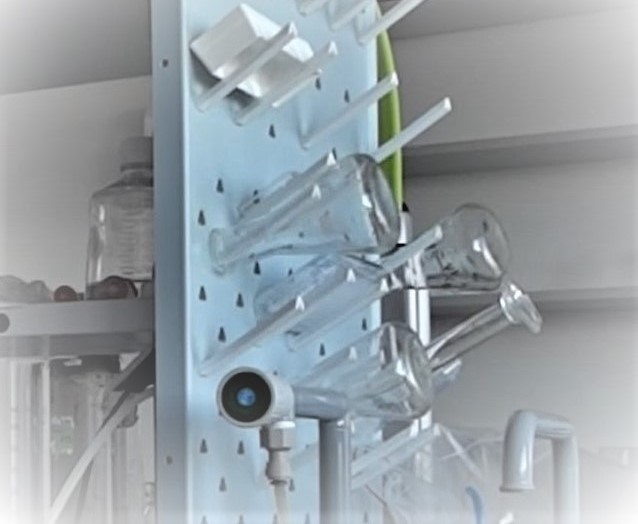 banky poukladané v laboratóriu na stojane