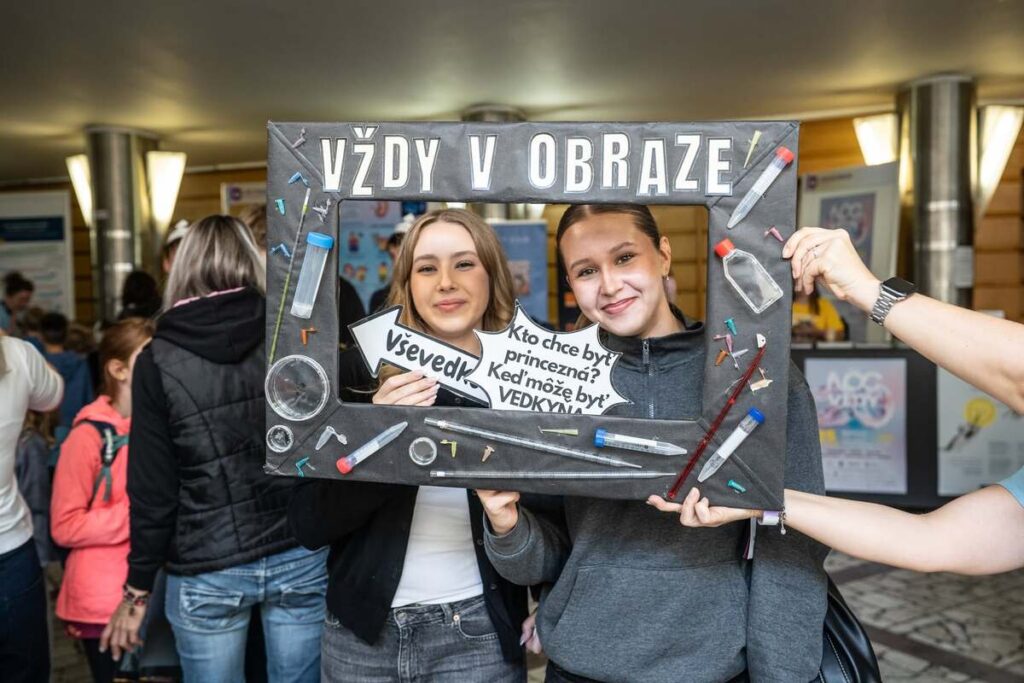 Noc vedy 2026, Bratislava, návštevníčky stánku.