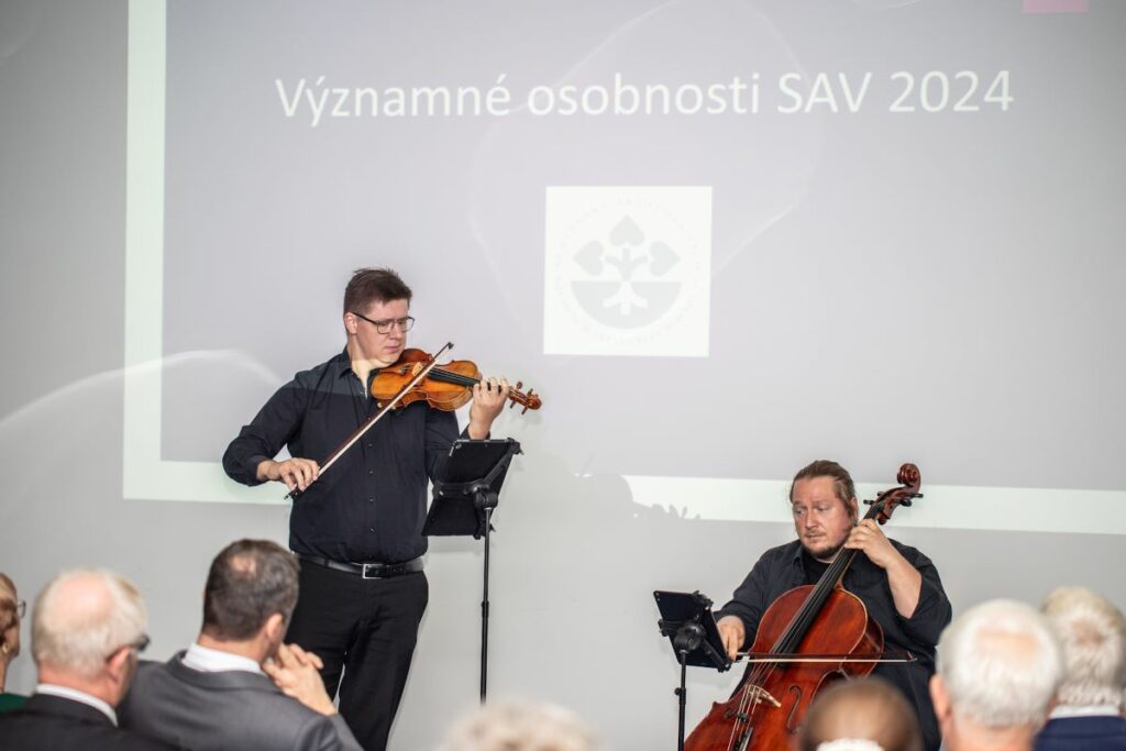 Jozef Ostrolúcky (husle) a Pavol Mucha (vilončelo).