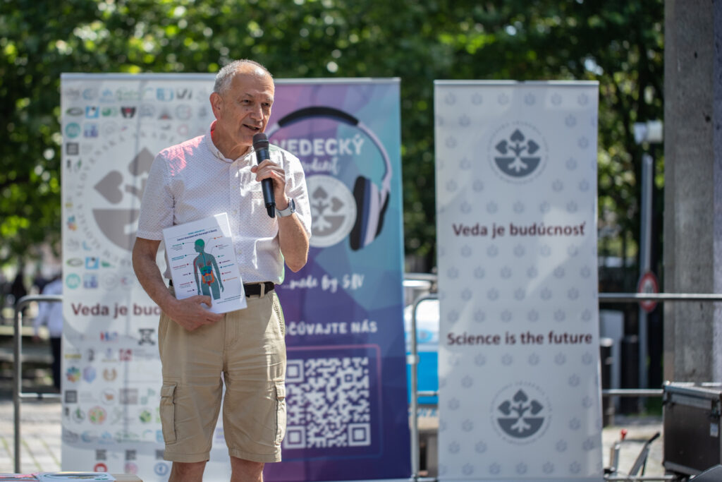 Docent Peter Minárik prednáša na pódiu o zdravej výžive na podujatí My sme SAV na Hviezdoslavovom námestí.