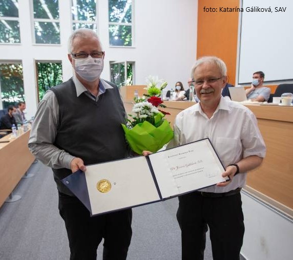 RNDr. Ján Gálik, CSc. počas odovzdávania...