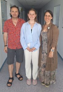 Stažistka Chantal s výskumníkmi BMC SAV Jozefom a Barbarou Ukropcovcami.